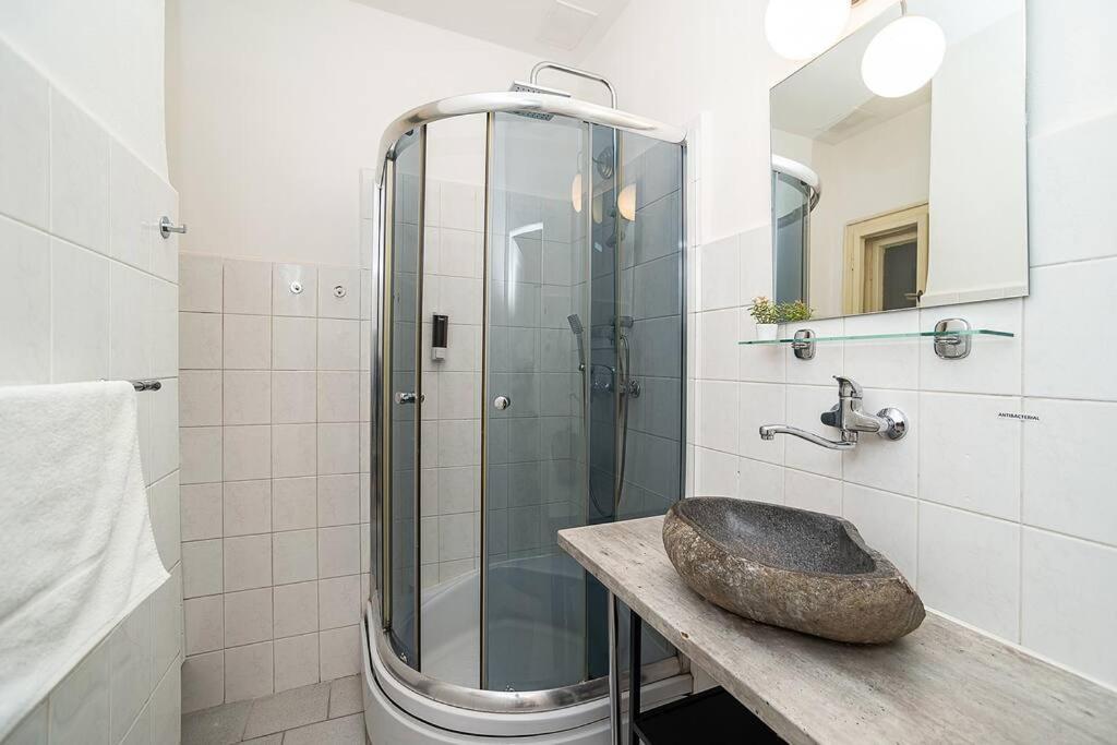 Modern, Bright In A Great Location Apartament Praga