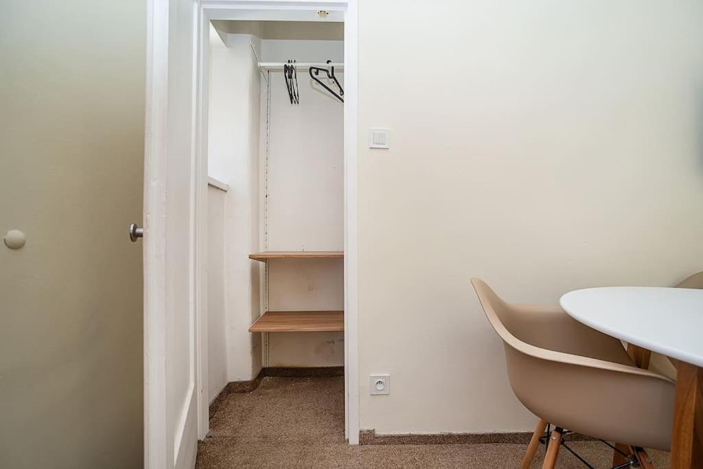 Modern, Bright In A Great Location Apartament